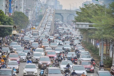 Giao thông tại "điểm nóng" Ngã Tư Sở - Láng ngày đầu phân luồng