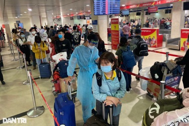 Kiến nghị cho khách nhập cảnh sân bay Tân Sơn Nhất miễn khai báo y tế