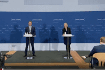 Quan chức Đan Mạch ngất xỉu khi công bố dừng vắc xin của AstraZeneca