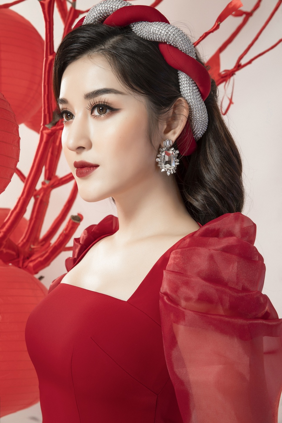 Sau sự cố bị ngất ở sân bay cuối năm, Huyền My tái xuất gợi cảm ngày Tết - 8 Sau sự cố bị ngất ở sân bay cuối năm, Huyền My tái xuất gợi cảm ngày Tết - 8