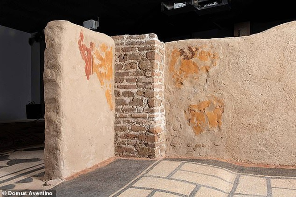 Sửa nhà phát hiện kho báu khổng lồ ẩn mình dưới lòng đất suốt 2.000 năm - 1 Sửa nhà phát hiện kho báu khổng lồ ẩn mình dưới lòng đất suốt 2.000 năm - 1