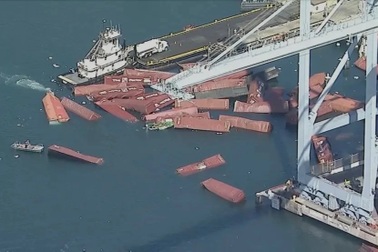 Hơn 60 container trượt khỏi tàu, lao xuống biển ở Mỹ