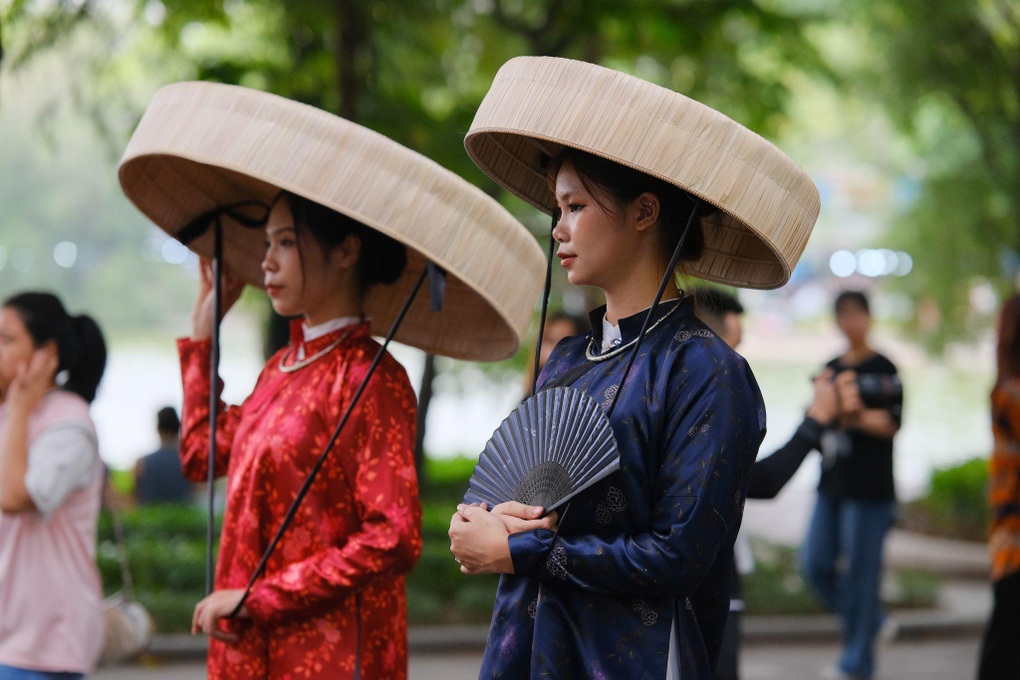 Hơn 100 người mặc cổ phục Việt diễu hành trên phố đi bộ Hồ Gươm - 11