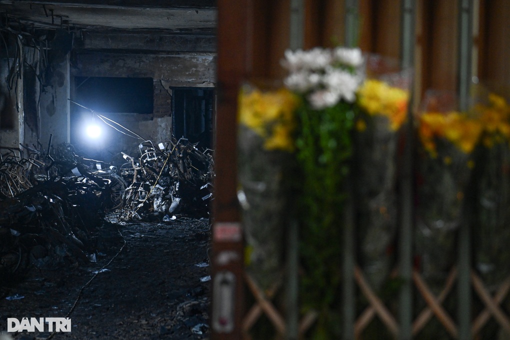 Người Hà Nội đội mưa thắp hương tưởng niệm 56 nạn nhân vụ cháy chung cư  - 2