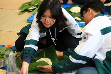 Học sinh Lomonoxop học gói bánh chưng ngày Tết