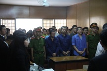 Đường dây bán “logo xe vua”: Bị cáo đổi lời khai, tòa trả hồ sơ điều tra lại