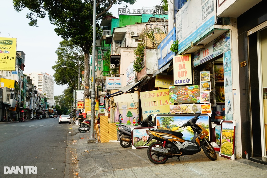 Cửa hàng tranh chép ở TPHCM lũ lượt đóng cửa, tiểu thương lo cả nhà đói ăn - 3