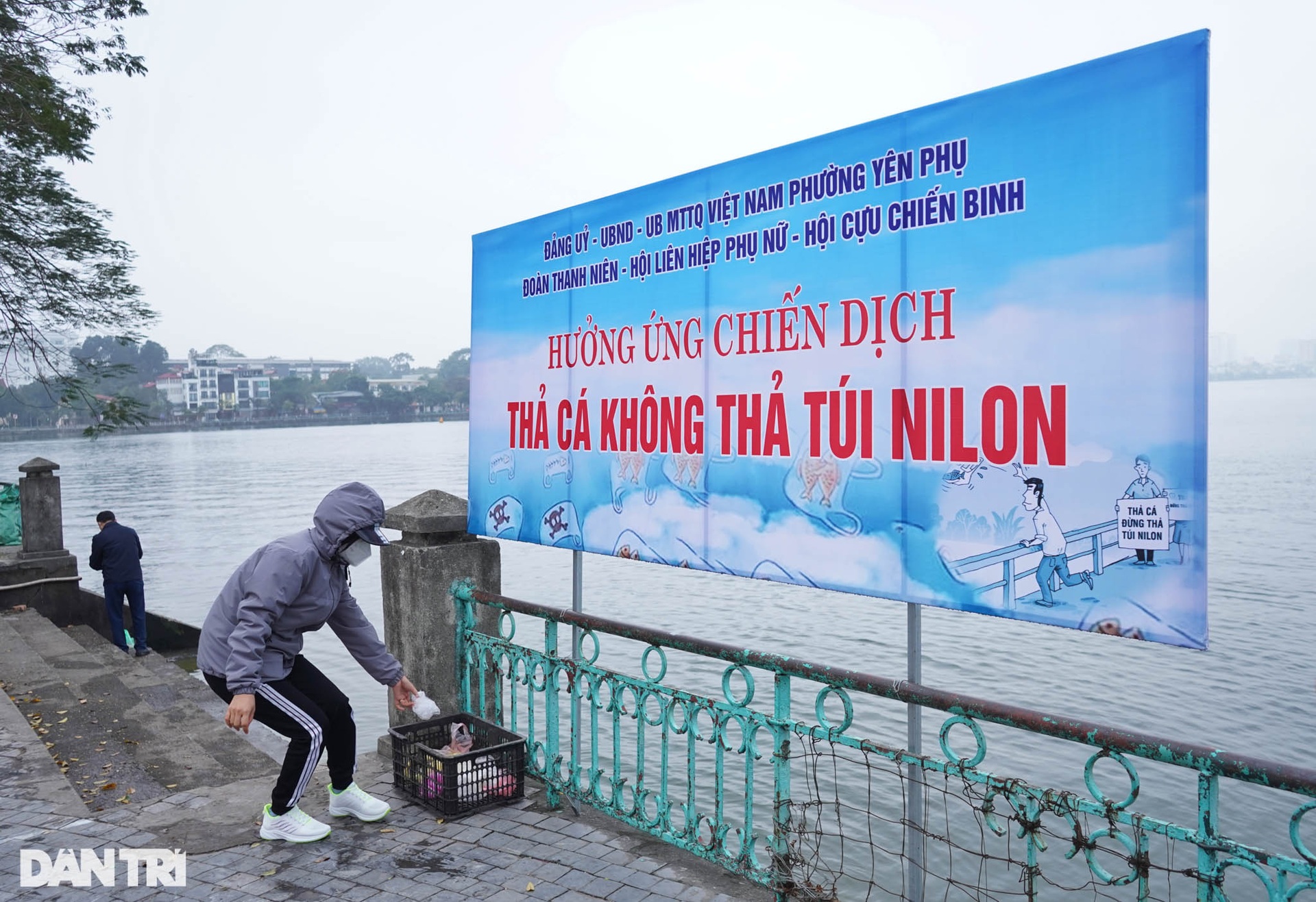 Hà Nội: Ngựa của ông Táo chưa kịp về trời đã ngửa bụng sau khi xuống nước - 13