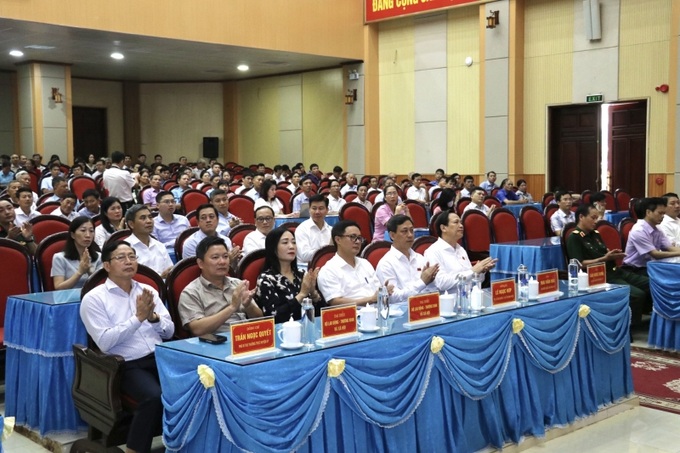 Các đại biểu và cử tri tham dự tại hội nghị