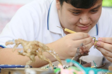 Chàng trai tự kỷ thiết kế chiếc ví “gây sốt” của phu nhân Thủ tướng Singapore