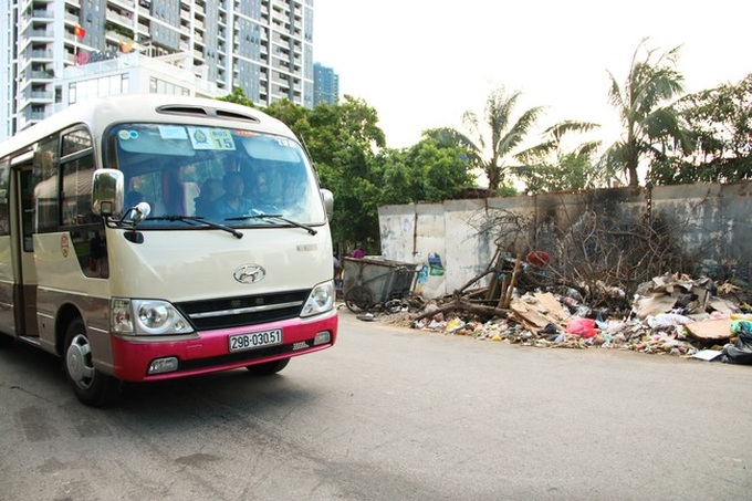 Rác thải bốc mùi bỗng dưng được tập kết ngay bên cạnh chợ dân sinh, xe rác lấn chiếm lòng đường cản trở giao thông ngay trong khu đô thị cao cấp - Ảnh 4.