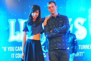 Khi thầy giáo ngoại quốc sải bước trên sàn catwalk sinh viên