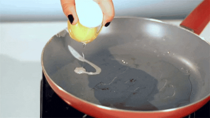 Đập trứng bằng một tay như đầu bếp chuyên nghiệp trong nhà hàng - Ảnh 7. Đập trứng bằng một tay như đầu bếp chuyên nghiệp trong nhà hàng - Ảnh 7.