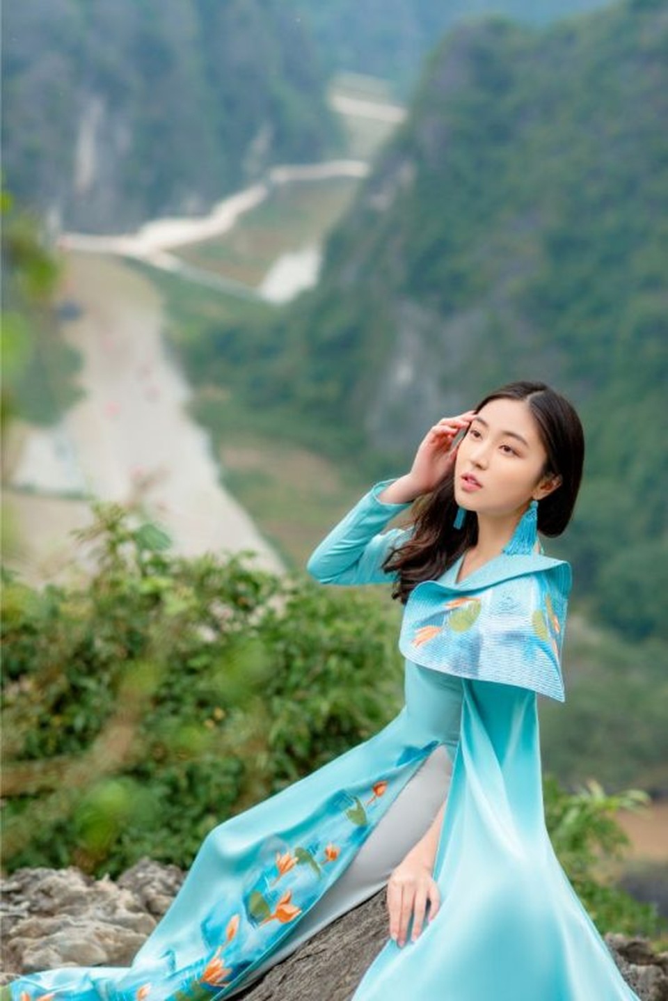Đại sứ áo dài Việt Nam khoe bộ ảnh tuyệt đẹp trên đỉnh Hang Múa - 2 Đại sứ áo dài Việt Nam khoe bộ ảnh tuyệt đẹp trên đỉnh Hang Múa - 2