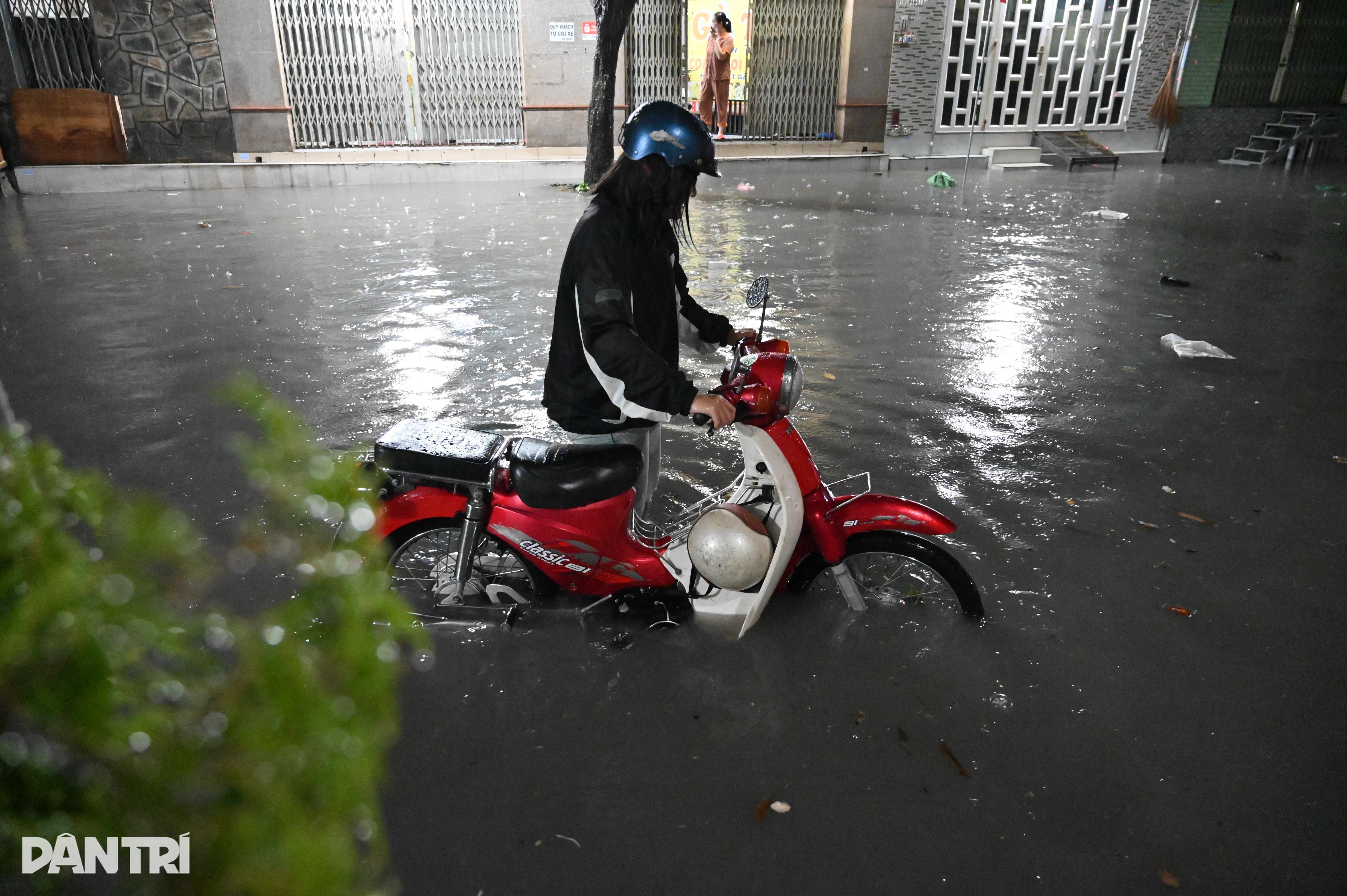 Nhiều tuyến đường ở TPHCM lại biến thành sông sau mưa lớn  - 1
