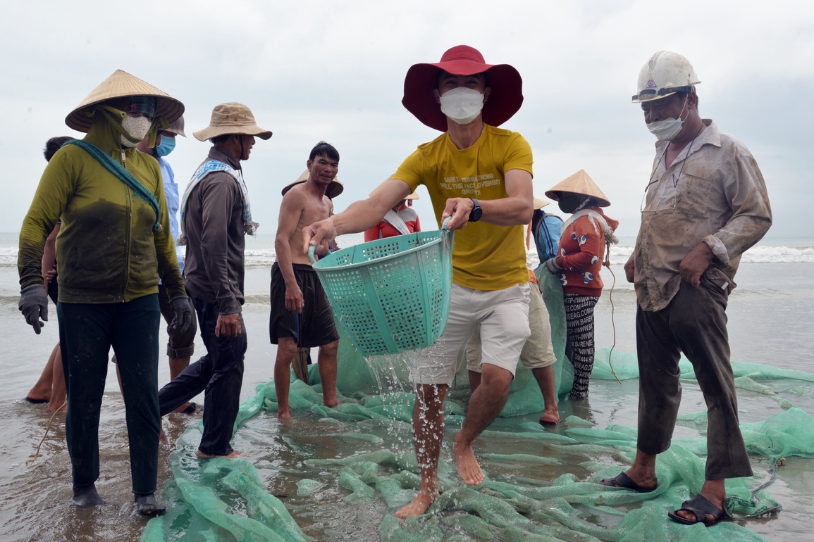 Hàng chục người hợp sức kéo lưới rùng, lộc biển rủng rỉnh - 6 Hàng chục người hợp sức kéo lưới rùng, lộc biển rủng rỉnh - 6