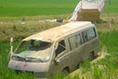 Xe chở quan tài lao xuống ruộng