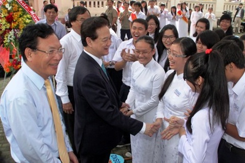 Thủ tướng Nguyễn Tấn Dũng: "Giáo dục còn nặng lý thuyết, dạy chữ!"