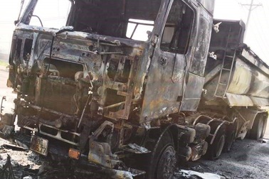 Xe tải bốc cháy dữ dội, tài xế may mắn thoát chết