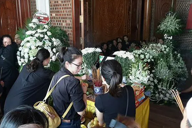 Xót xa đám tang hoa trắng của bé trai bị bỏ quên suốt 9 tiếng trên xe đưa đón