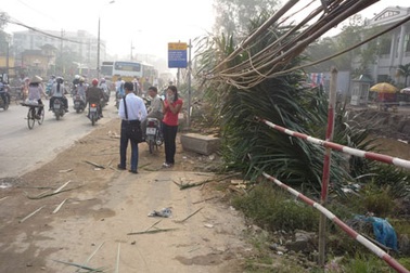 Hoảng hồn với hàng trăm “thòng lọng điện” trên đường 