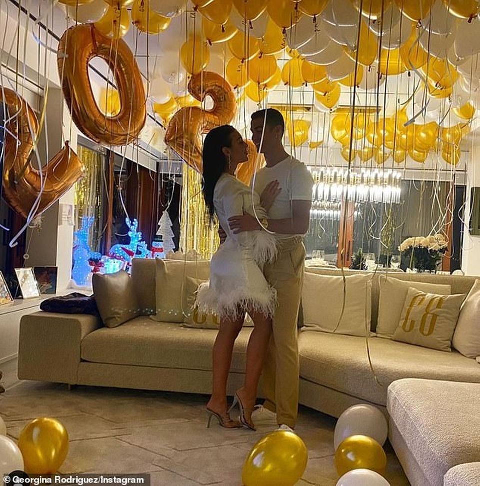 Đầu năm mới, bạn gái Ronaldo khoe nhẫn kim cương khủng - 2 Đầu năm mới, bạn gái Ronaldo khoe nhẫn kim cương khủng - 2
