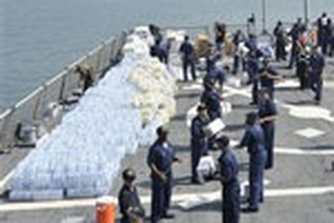 Tàu chiến Mỹ chở 13 triệu USD hàng cứu trợ cập cảng Gruzia