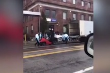 Video các thi thể được đưa lên xe tải đông lạnh ở New York