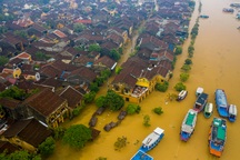 Phố cổ Hội An ngập trong "biển nước" nhìn từ camera bay