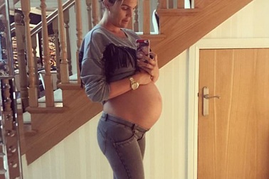 Cận kề ngày sinh, hoa hậu Anh vẫn đi giày cao gót