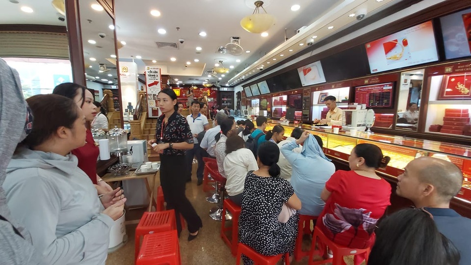 Một tuần giá vàng tăng điên loạn, người người chen chân ăn lãi từng giờ - 8 Một tuần giá vàng tăng điên loạn, người người chen chân ăn lãi từng giờ - 8