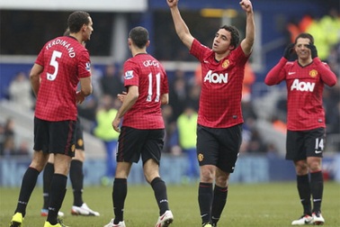 Dễ dàng hạ QPR, MU nâng khoảng cách với Man City lên 15 điểm