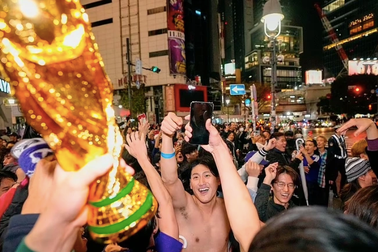 Đội nhà đánh bại Đức, cổ động viên Nhật Bản ở khắp nơi mở hội