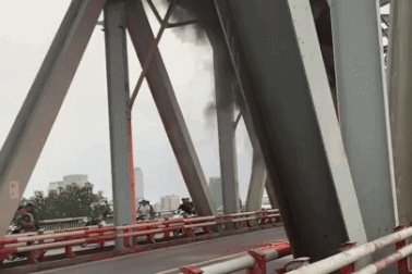 Hà Nội: Xe Range Rover bốc cháy ngùn ngụt trên cầu Chương Dương