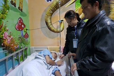 Người cha mù hát rong bật khóc khi con gái được phẫu thuật nhờ sự giúp đỡ của bạn đọc