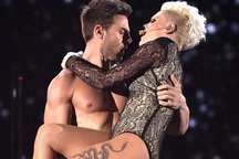 Xem Pink hát “Give Me a Reason” tại lễ trao giải Grammy