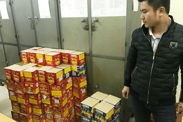 Bắt xe ô tô vận chuyển gần 2 tạ pháo Trung Quốc