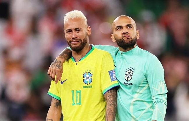 Neymar có mối quan hệ thân thiết với Dani Alves (Ảnh: Getty).