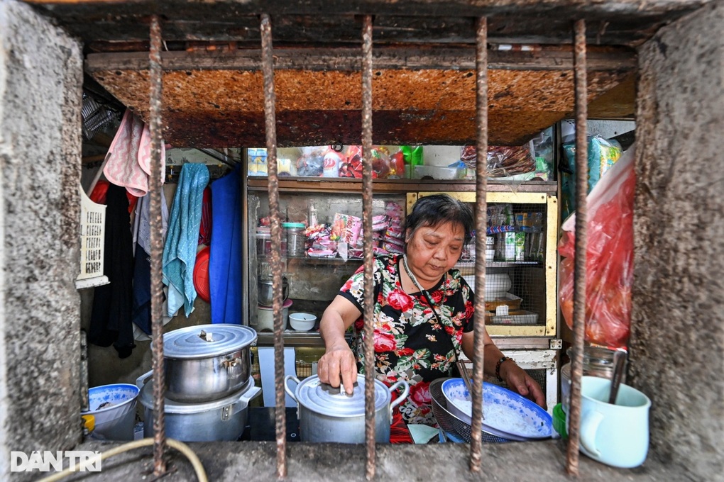 Chuyện đời buồn của gia đình ba thế hệ sống trong căn nhà 6m2 ở Hà Nội - 3 Chuyện đời buồn của gia đình ba thế hệ sống trong căn nhà 6m2 ở Hà Nội - 3