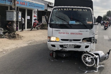 Tài xế ngủ gật lao xe vào đám đông, một người lớn và 5 học sinh bị thương