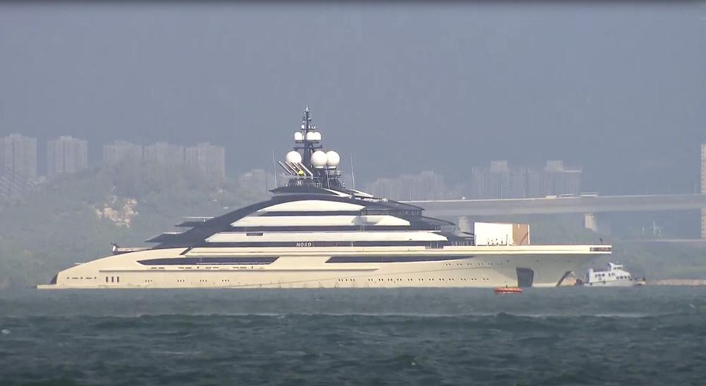 Siêu du thuyền của tỷ phú Nga bị trừng phạt lộ diện tại Hong Kong - 1 Siêu du thuyền của tỷ phú Nga bị trừng phạt lộ diện tại Hong Kong - 1