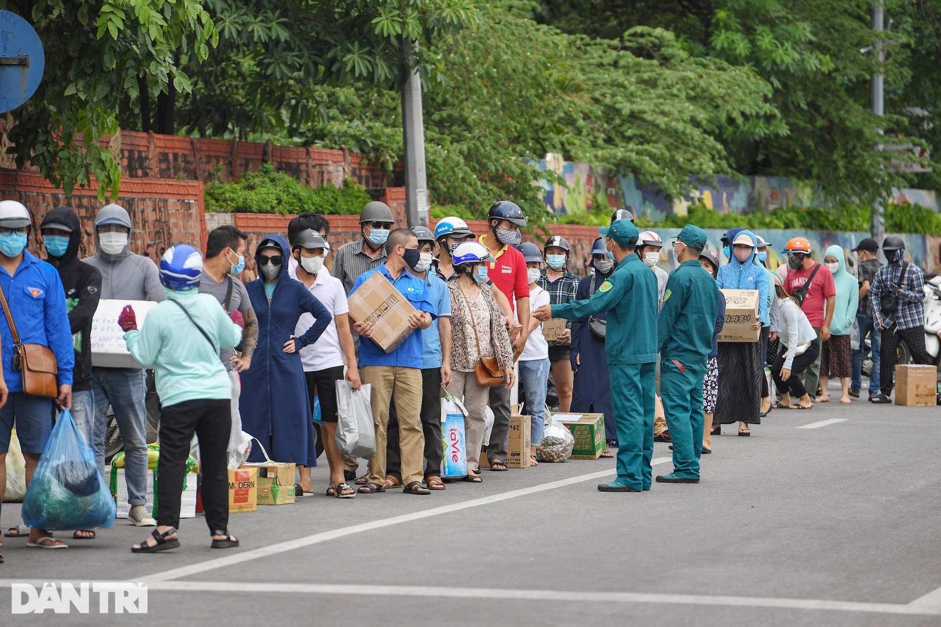 Phường Chương Dương cách ly thêm 14 ngày, cả trăm người ùn ùn gửi tiếp tế  - 12 Phường Chương Dương cách ly thêm 14 ngày, cả trăm người ùn ùn gửi tiếp tế  - 12