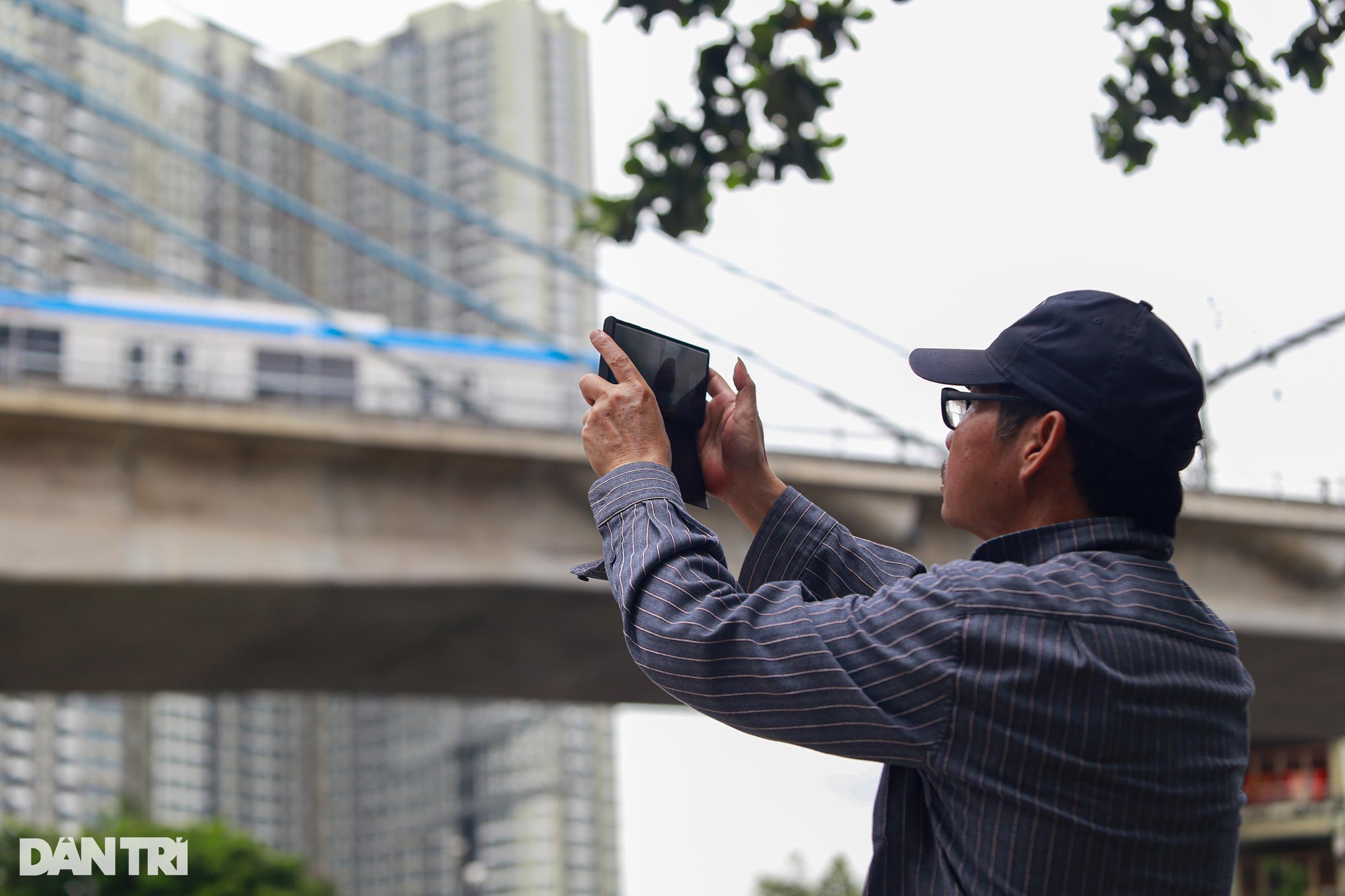 Người dân TPHCM săn lùng góc chụp đoàn tàu metro chạy thử - 3 Người dân TPHCM săn lùng góc chụp đoàn tàu metro chạy thử - 3