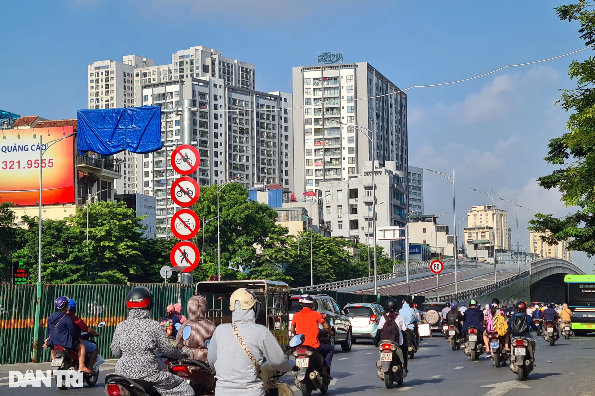 Cận cảnh những khối bê tông khổng lồ mọc dày đặc gần chân cầu Vĩnh Tuy - 7 Cận cảnh những khối bê tông khổng lồ mọc dày đặc gần chân cầu Vĩnh Tuy - 7