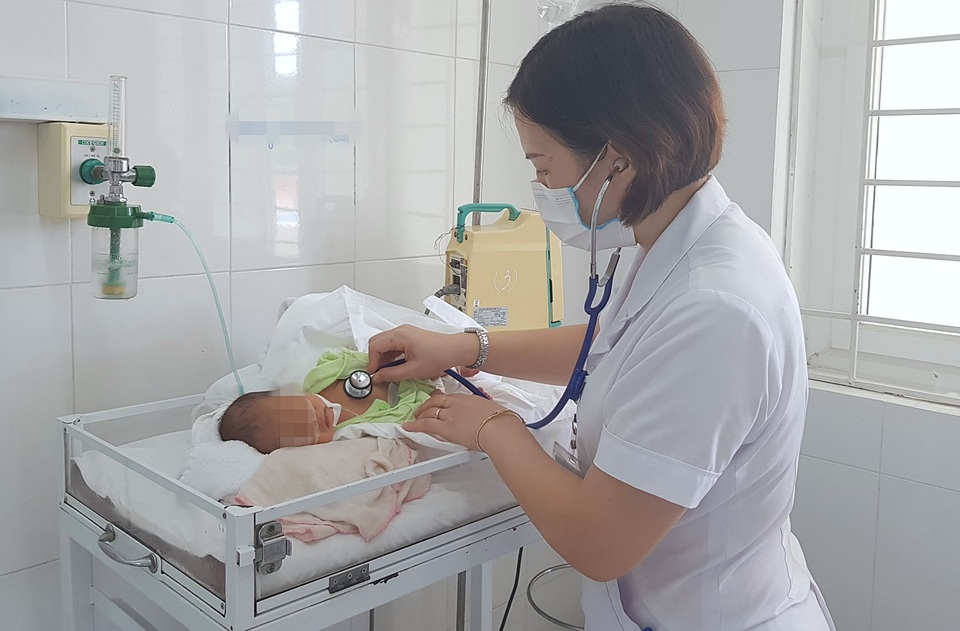 Bà dùng thanh nứa cắt rốn cho cháu, bé sơ sinh nhập viện nguy kịch - 1 Bà dùng thanh nứa cắt rốn cho cháu, bé sơ sinh nhập viện nguy kịch - 1