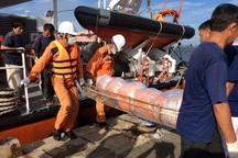 Đưa thi thể 2 thuyền viên tàu Hoàng Phúc 18 vào bờ