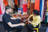 Khách Tây ra chợ đóng guốc, đi chùa "cầu con" linh thiêng nhất ở TPHCM