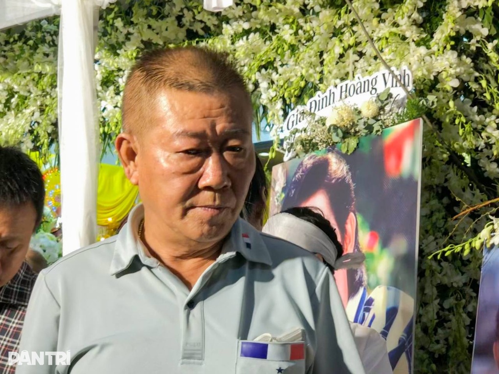 Đêm tiễn Vũ Linh: Ngọc Huyền ngất xỉu, hàng ngàn người xem hát đến 1h sáng - 15 Đêm tiễn Vũ Linh: Ngọc Huyền ngất xỉu, hàng ngàn người xem hát đến 1h sáng - 15