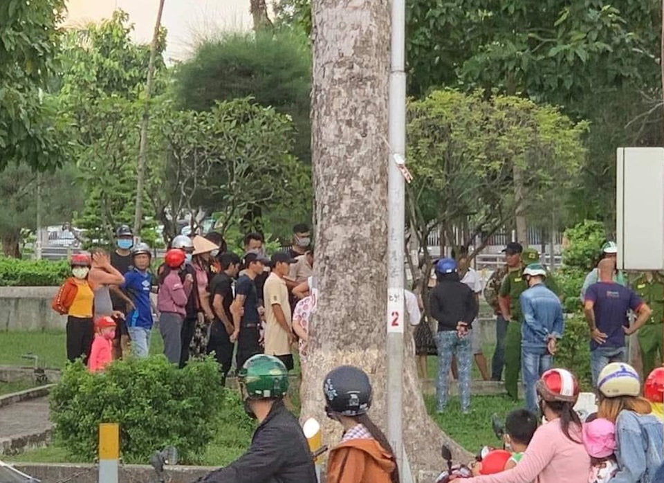 Bắt đối tượng đâm chết bạn nhậu tại công viên - 1 Bắt đối tượng đâm chết bạn nhậu tại công viên - 1