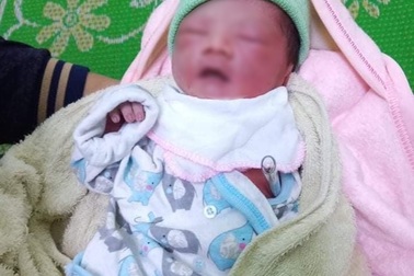 Bé gái sơ sinh còn nguyên dây rốn bị bỏ ở rẫy bắp